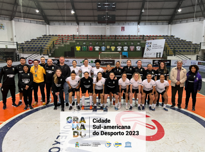 Prefeito Nestor Tissot acompanha treino da seleção brasileira de futsal no Perinão