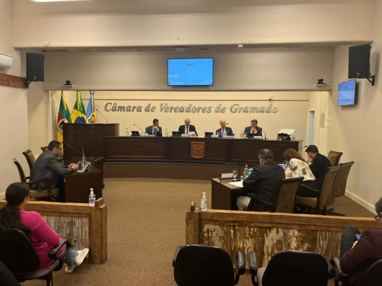 Aprovado PLC que ajusta regime jurídico único dos servidores
