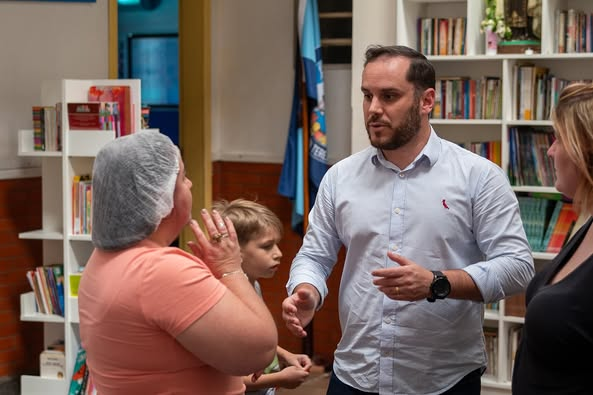 Felipe Caputo visita Escola Santa Terezinha